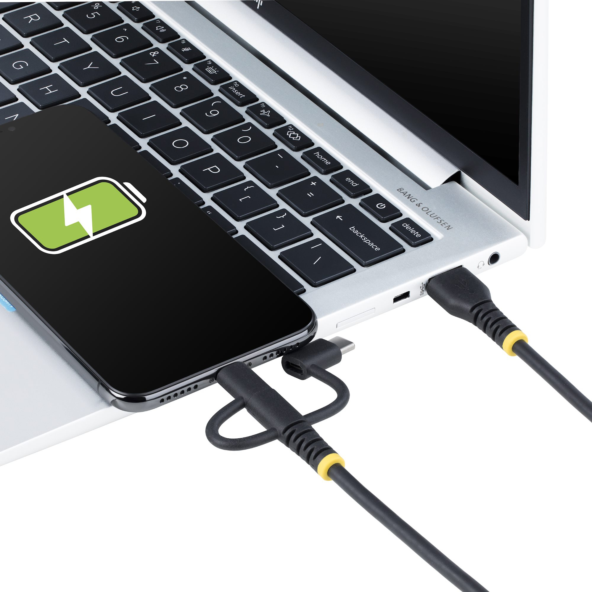 Smartphone con icona batteria in carica su laptop. Cavo nero collega entrambi i dispositivi.