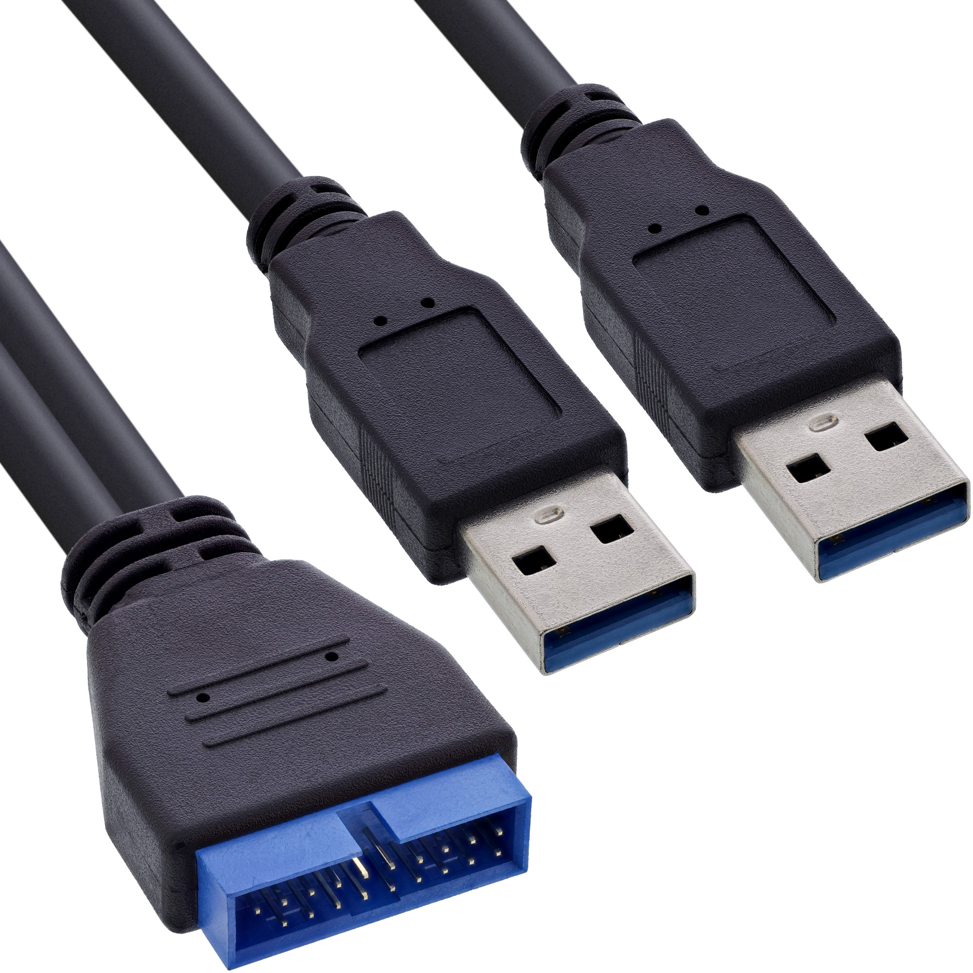 Nahaufnahme von drei schwarzen USB-Kabeln mit blauen Anschlüssen vor weißem Hintergrund. Die USB-Enden sind sichtbar.