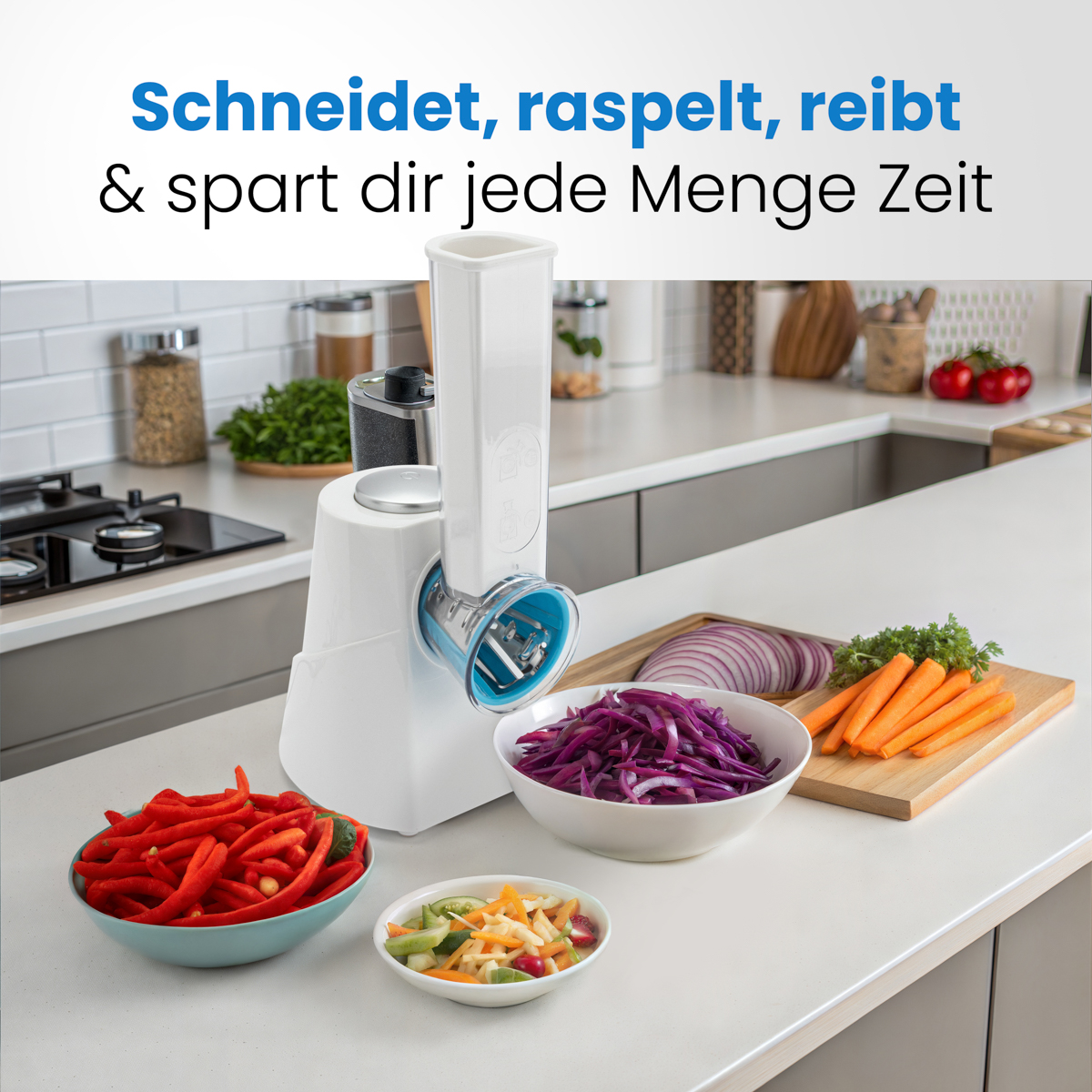 Scena w kuchni z robotem kuchennym i miskami z przygotowanymi warzywami. Tekst: „Kroi, trze, szatkuje i oszczędza czas”.