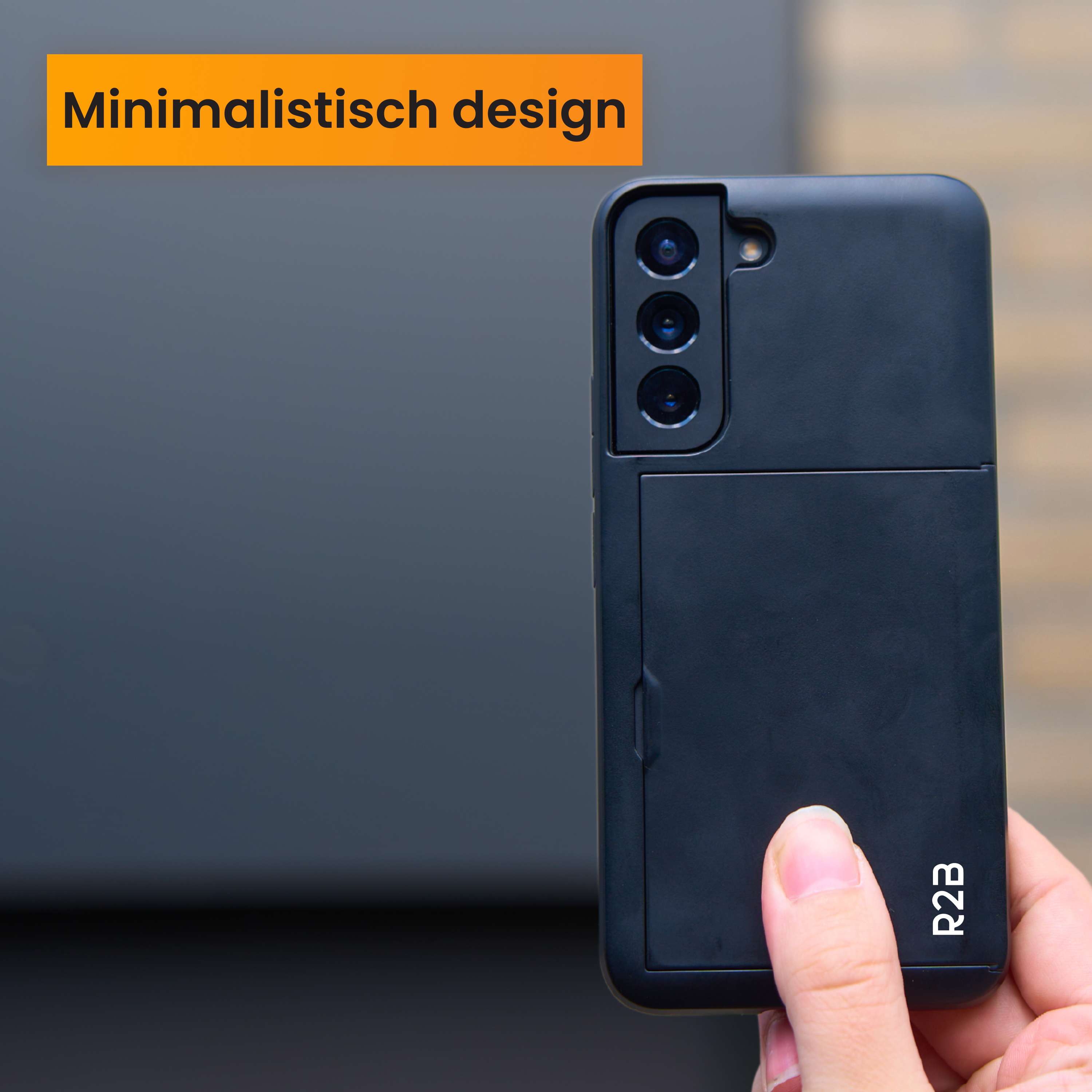 Une coque de téléphone noire avec un design minimaliste est tenue par une main. Le téléphone a trois caméras.
