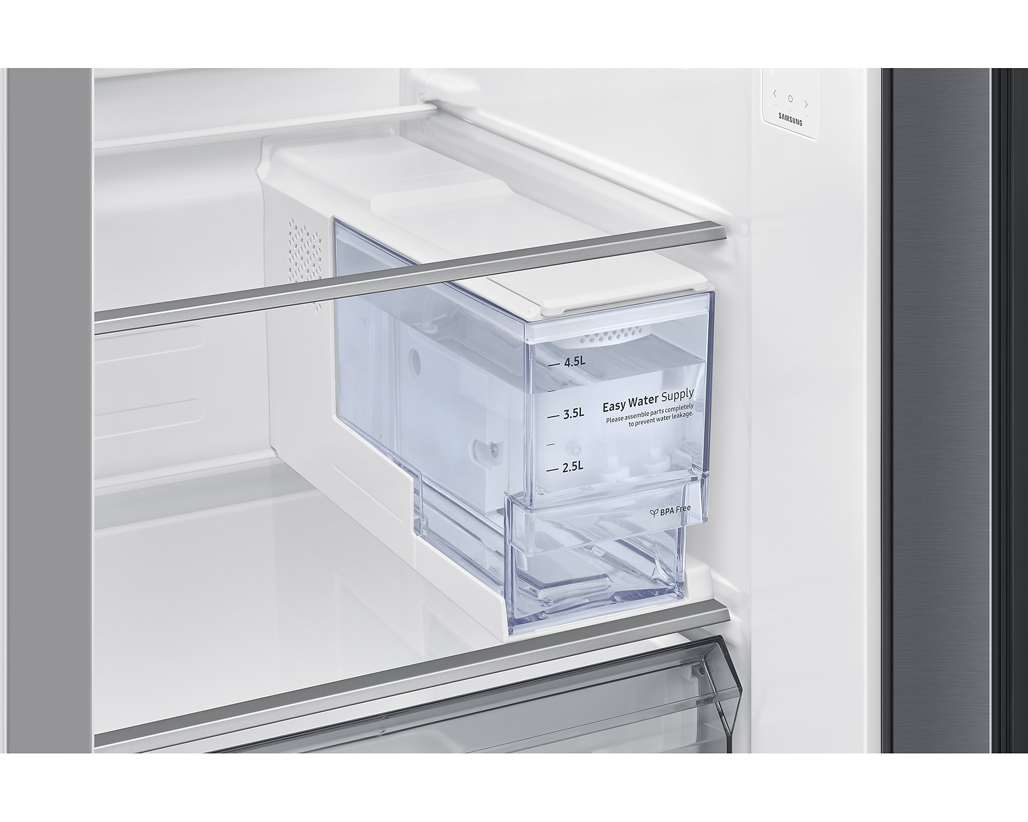 Otwarte drzwi lodówki z przezroczystym zbiornikiem na wodę i etykietą Easy Water Supply.