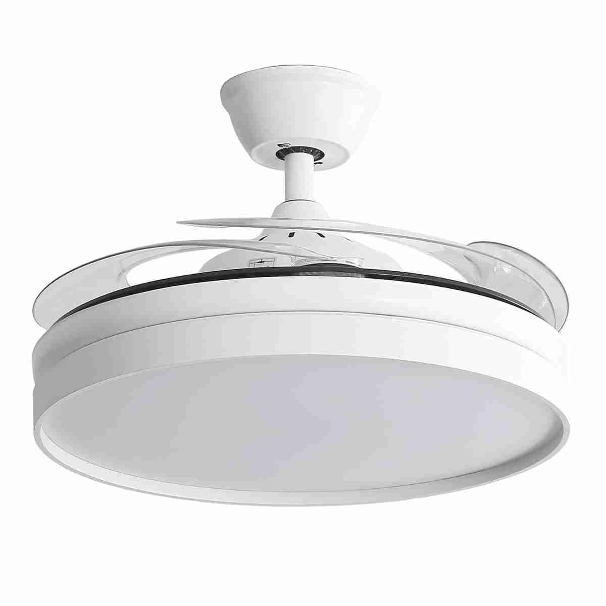 Un ventilador de techo blanco con una luz central y aspas curvas y transparentes.