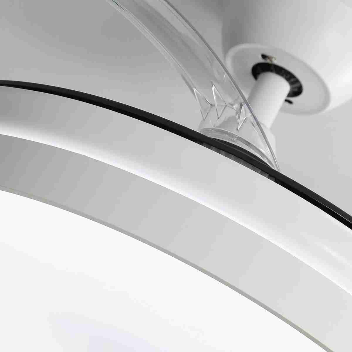 Primer plano de un ventilador de techo blanco con detalles negros y una aspa transparente. El ventilador está montado en un techo blanco.