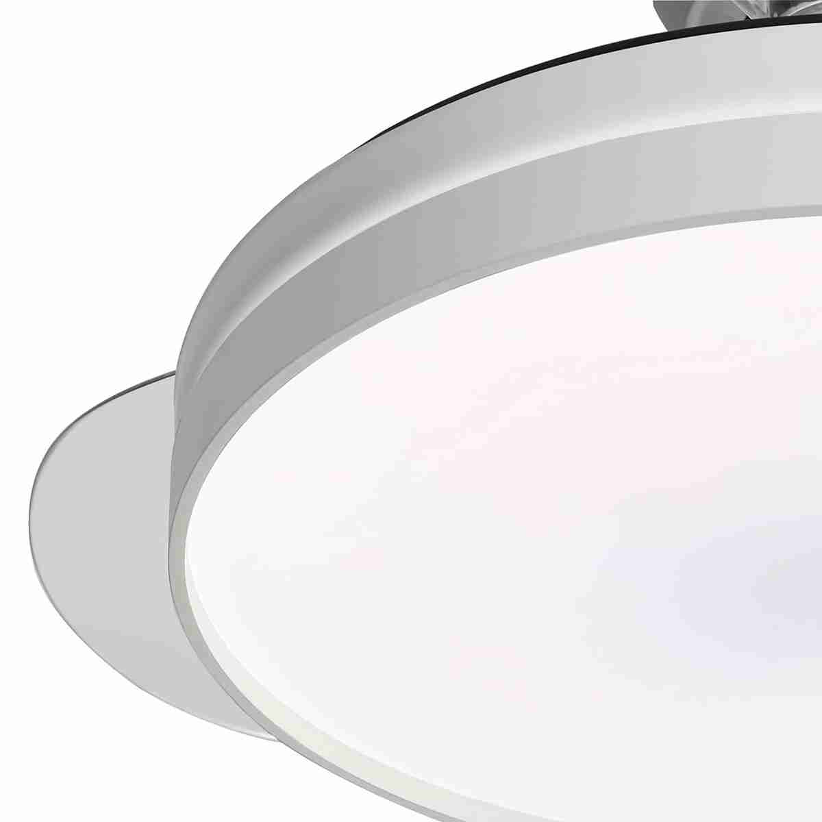 Primer plano de un ventilador de techo blanco con una luz redonda y brillante.