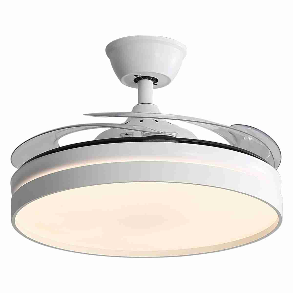 Ventilador de techo blanco con luz redonda brillante y aspas curvas.