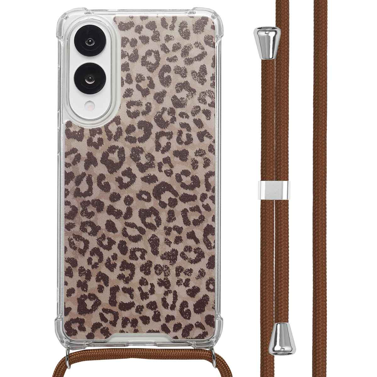 Transparante telefoonhoes met luipaardprint. Er is een bruine band bevestigd. Bruine en zilveren sluiting.