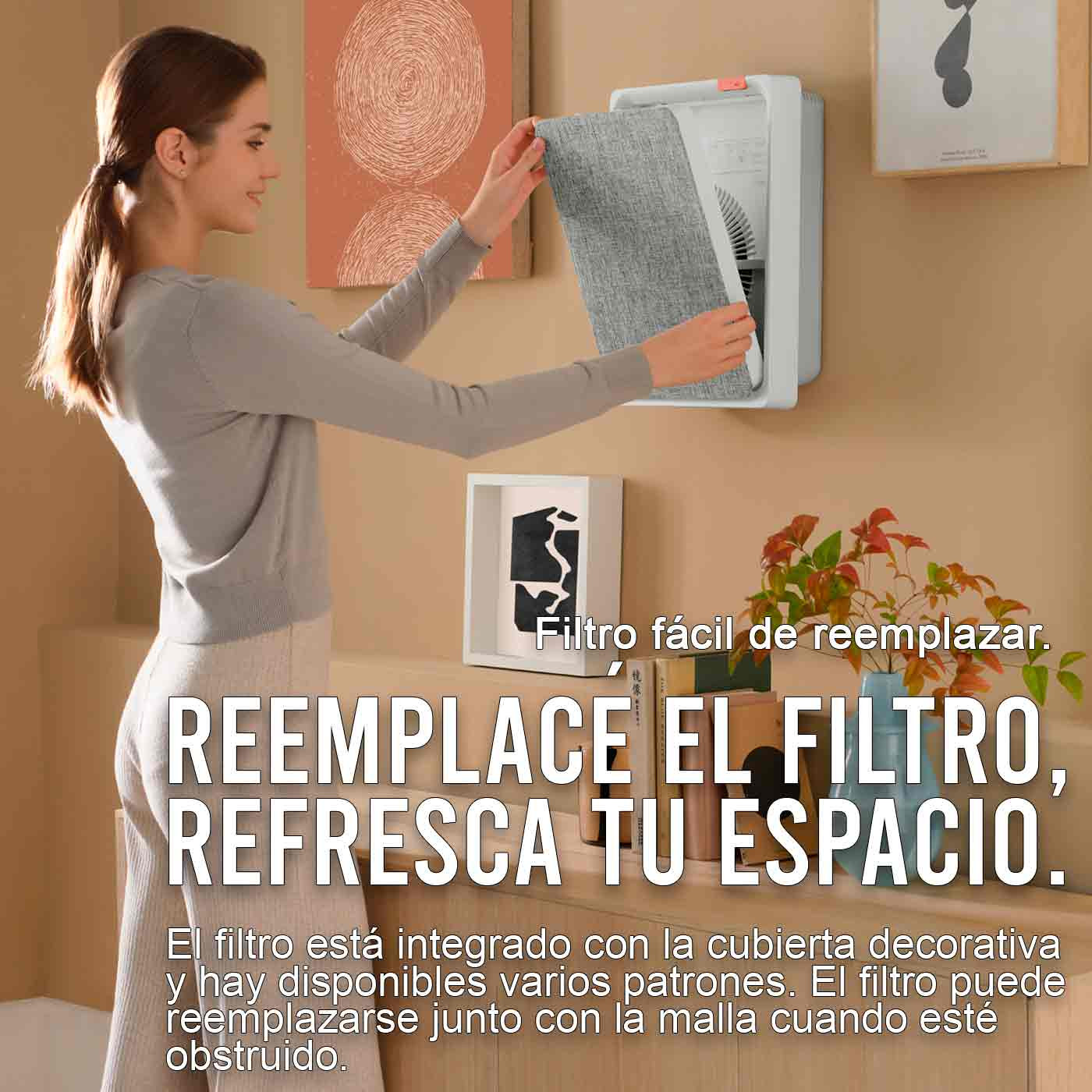 Donna che rimuove il fronte di un purificatore d'aria. Testo: Sostituisci il filtro, rinfresca il tuo spazio.
