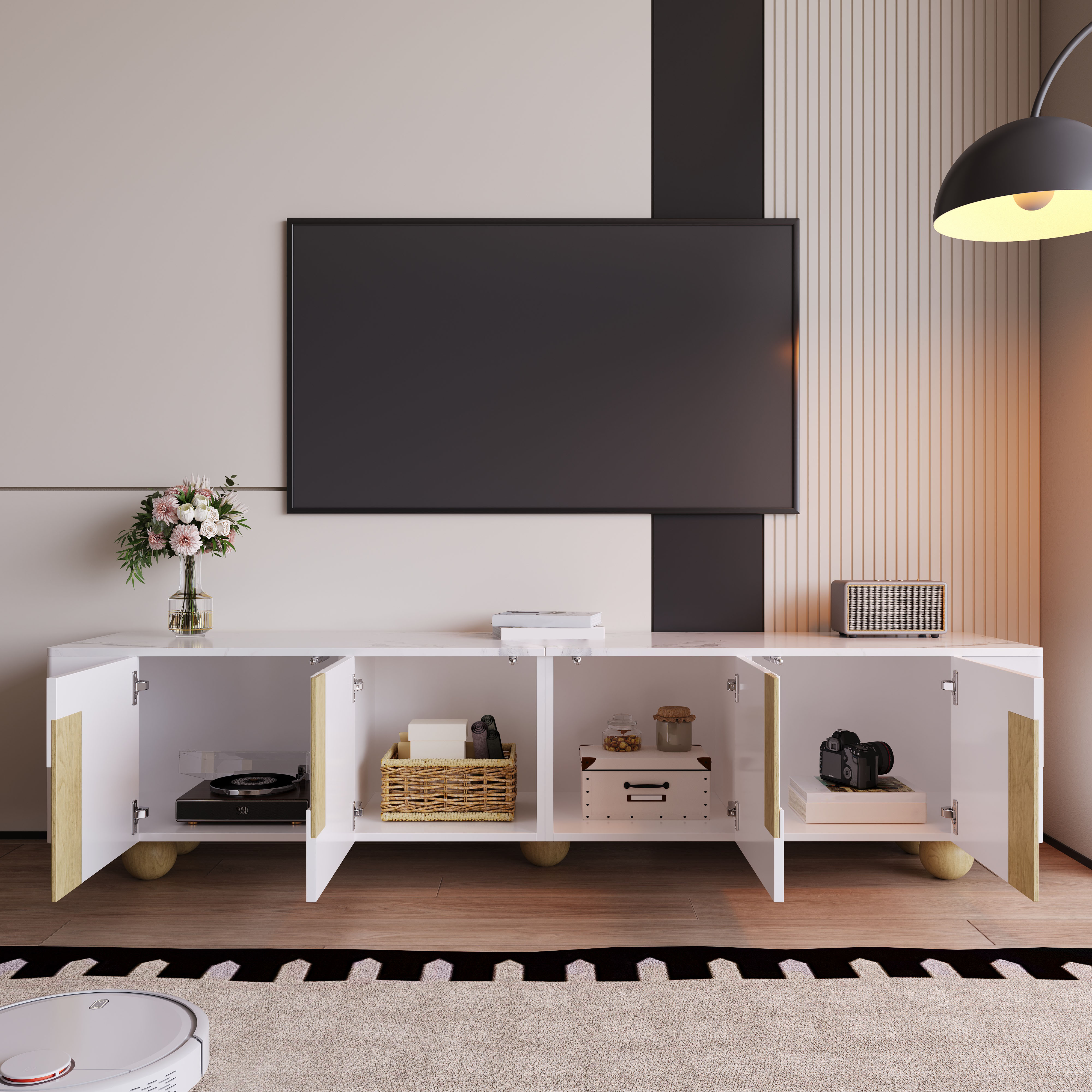 Moderne Wohnzimmereinrichtung mit weißem Schrank, großem Fernseher und schwarz-weißem Teppich. Dekoration und Staubsauger.