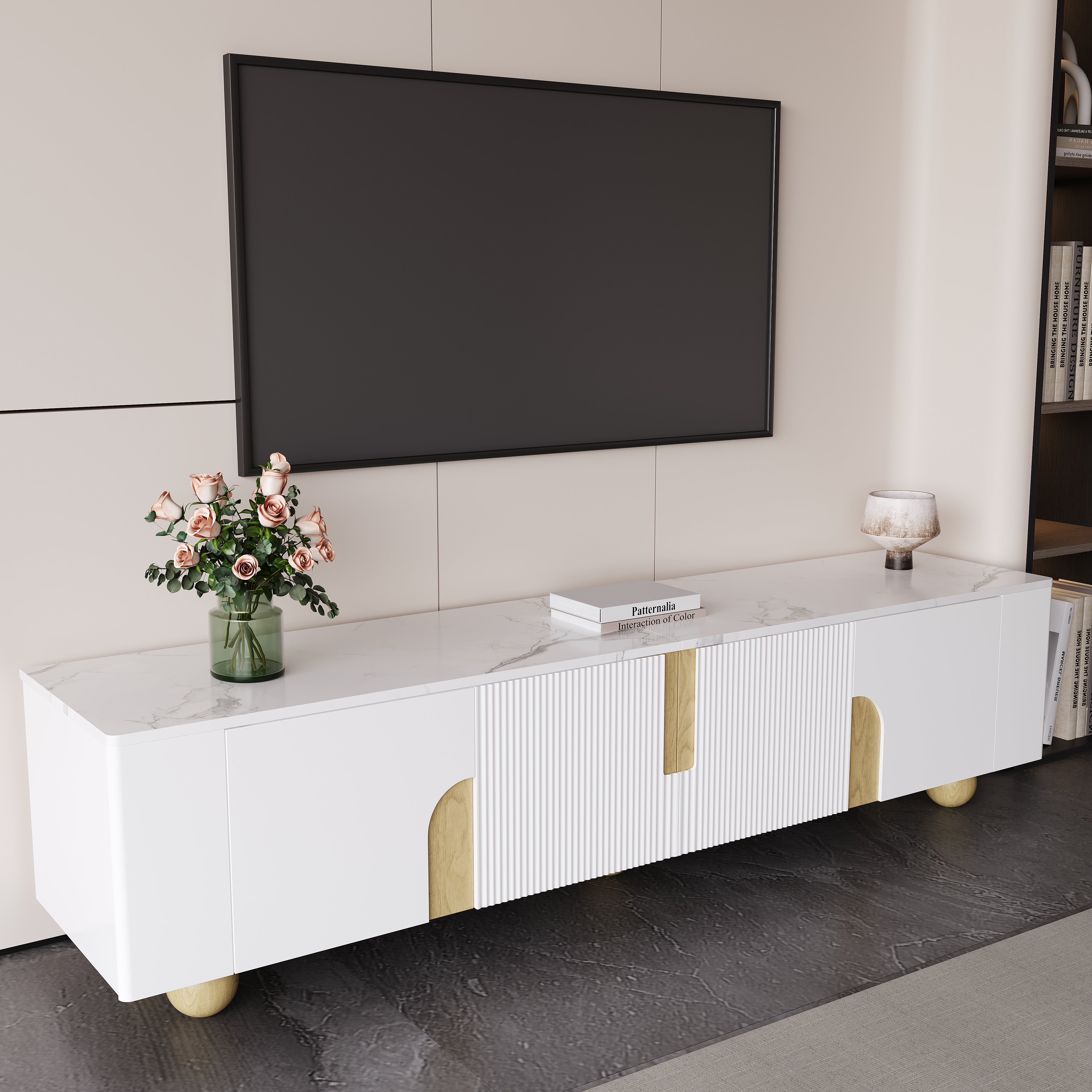 Weißer TV-Ständer mit Marmorplatte, goldenen Akzenten und Fernseher. Hintergrund hat Deko und Buch.