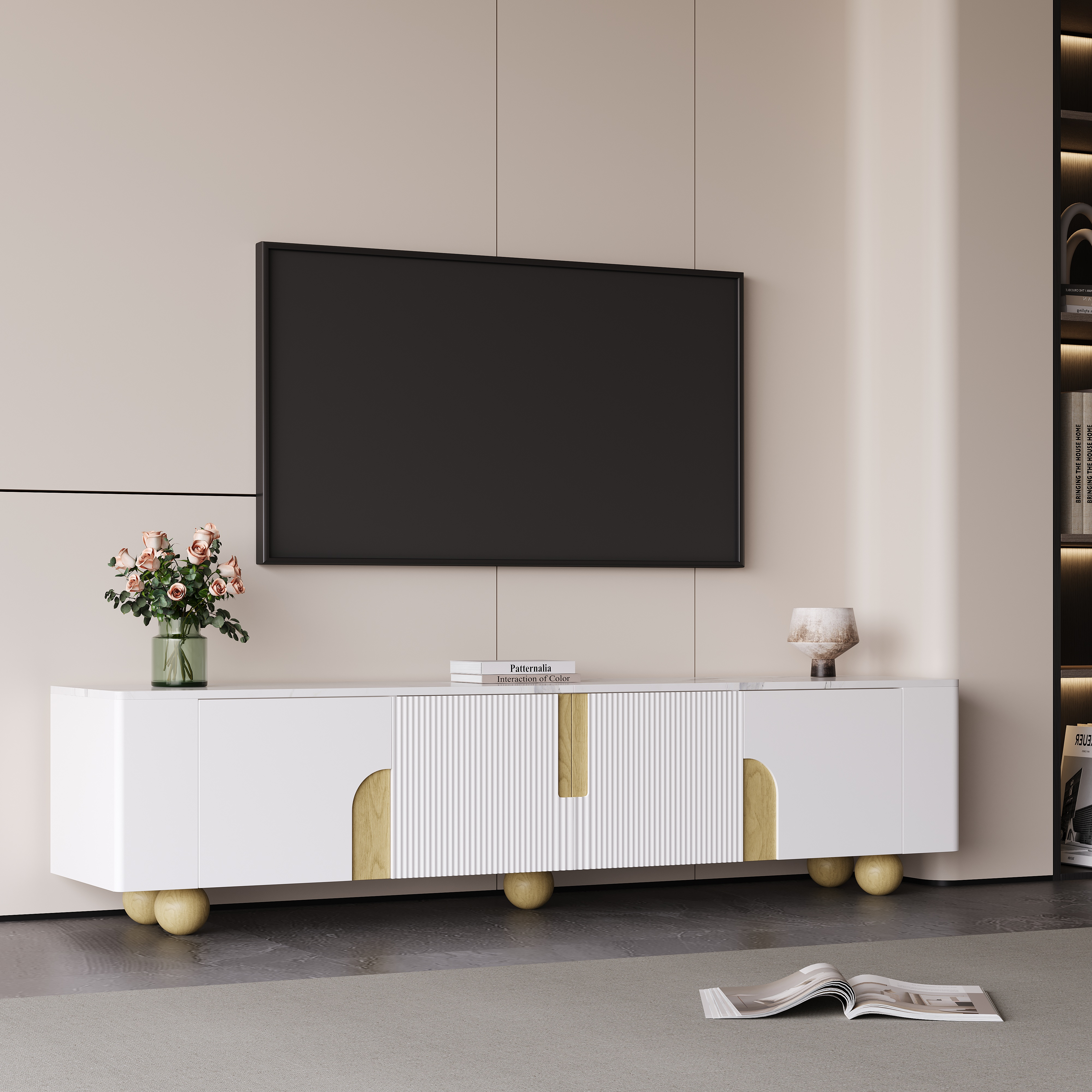 Wohnzimmer mit Fernseher über einem weißen Schrank. Blumen, Bücher und Deko auf dem Schrank.