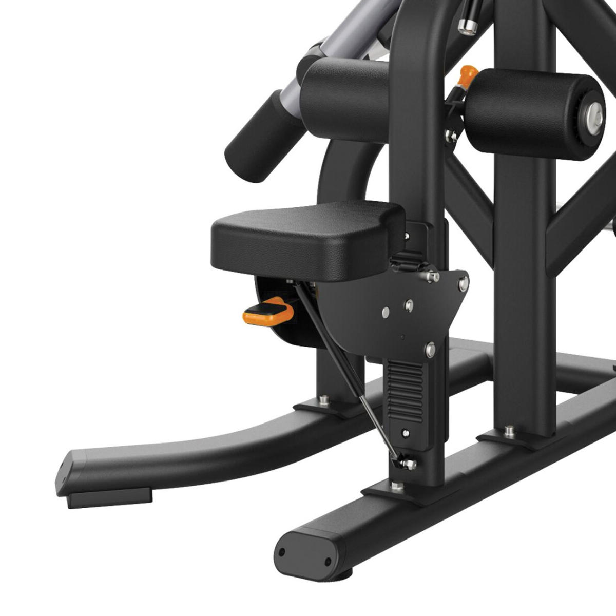 Detail van fitnessapparaat. Zwarte zitting met oranje verstelhendel. Metalen frame.
