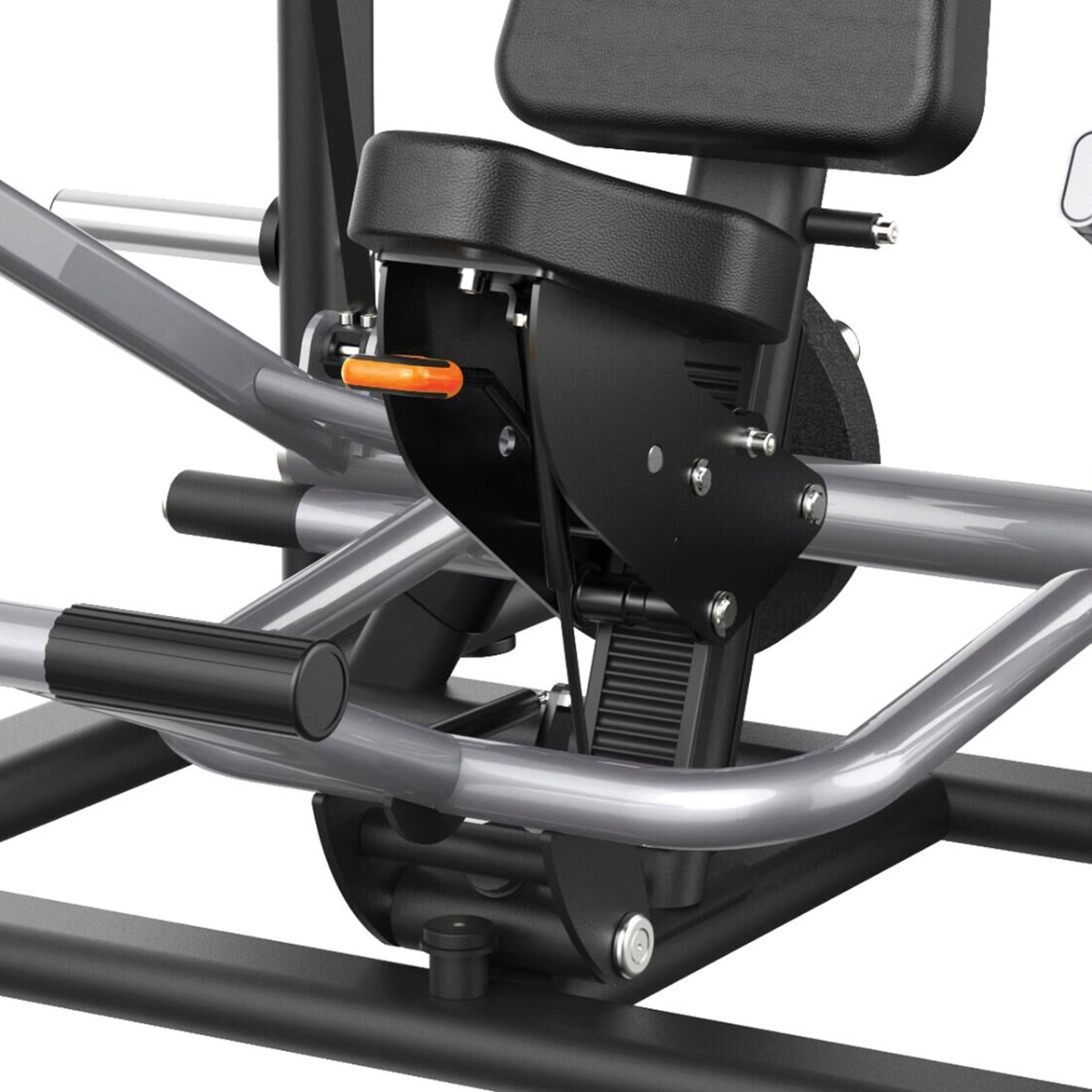 Gros plan sur les composants noirs d'une machine de gym avec levier orange sur fond blanc.