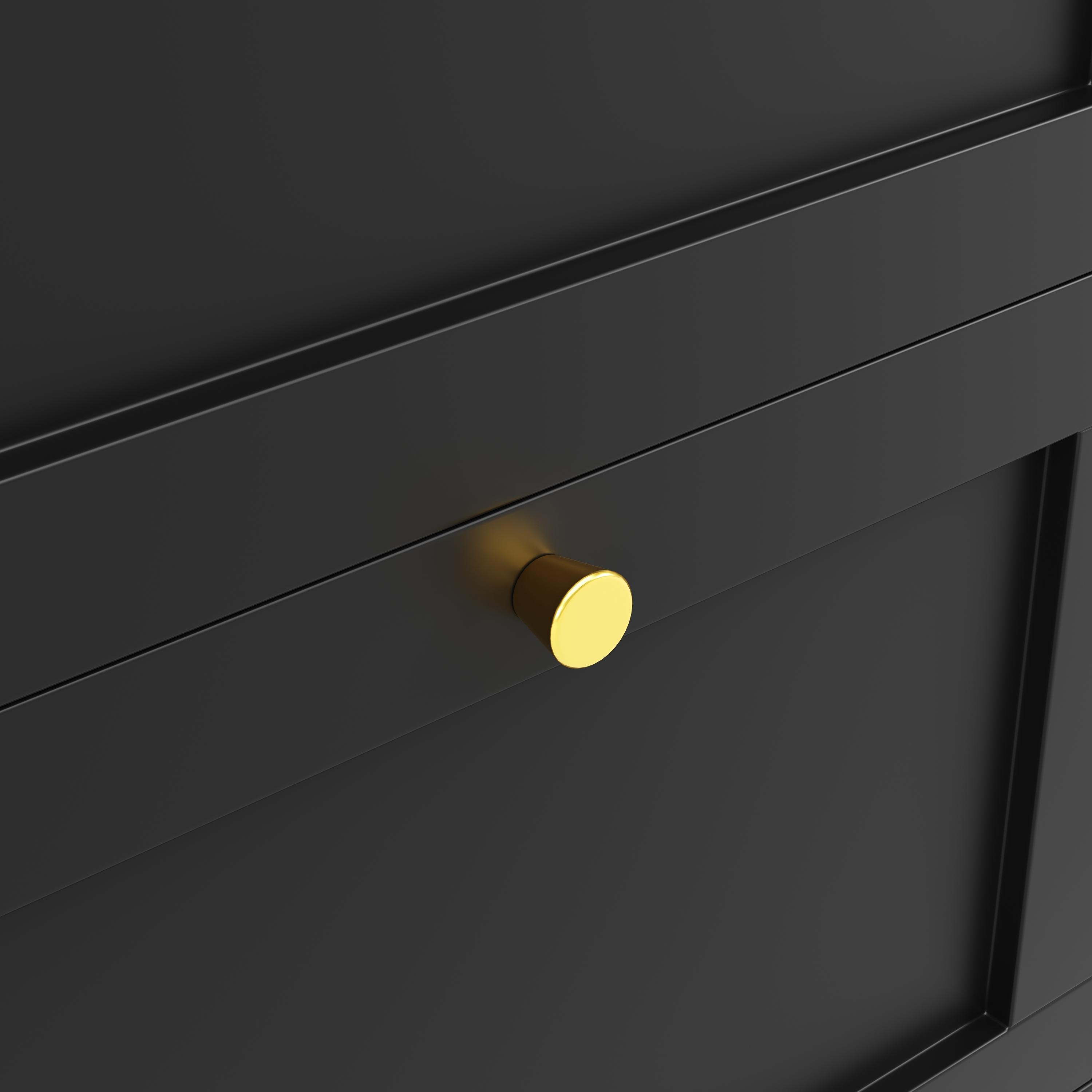 Nahaufnahme einer schwarzen Schrank Schublade mit goldenem Knauf.