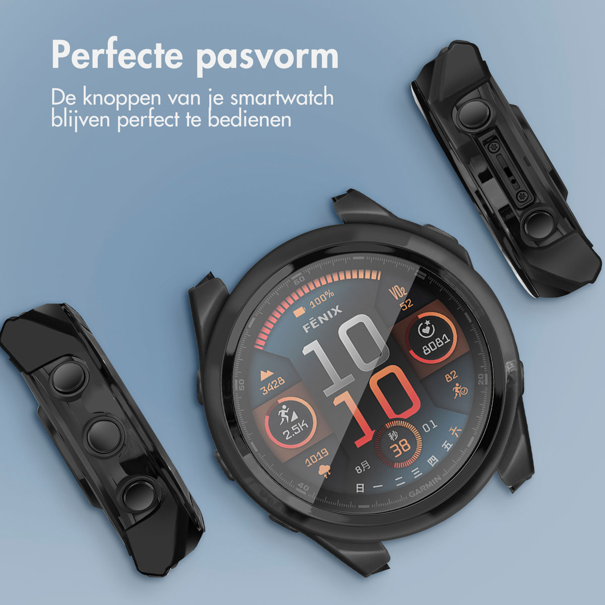 Zwarte smartwatch met zwarte beschermhoes en twee losse stukken. Blauwe achtergrond.