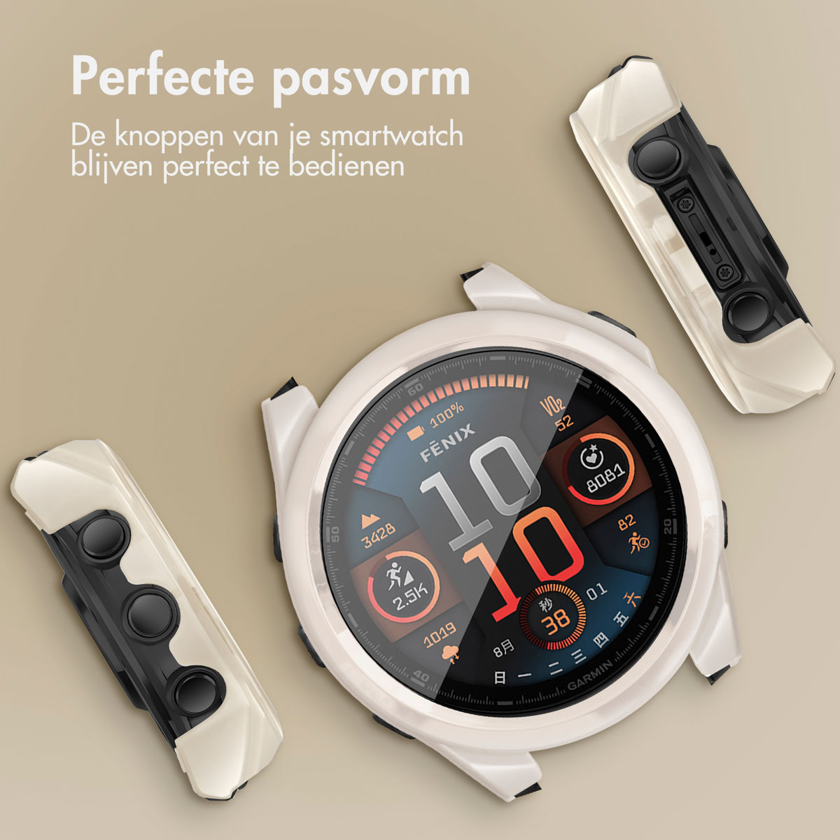 Witte smartwatch met witte beschermhoes en twee losse stukken. Beige achtergrond.