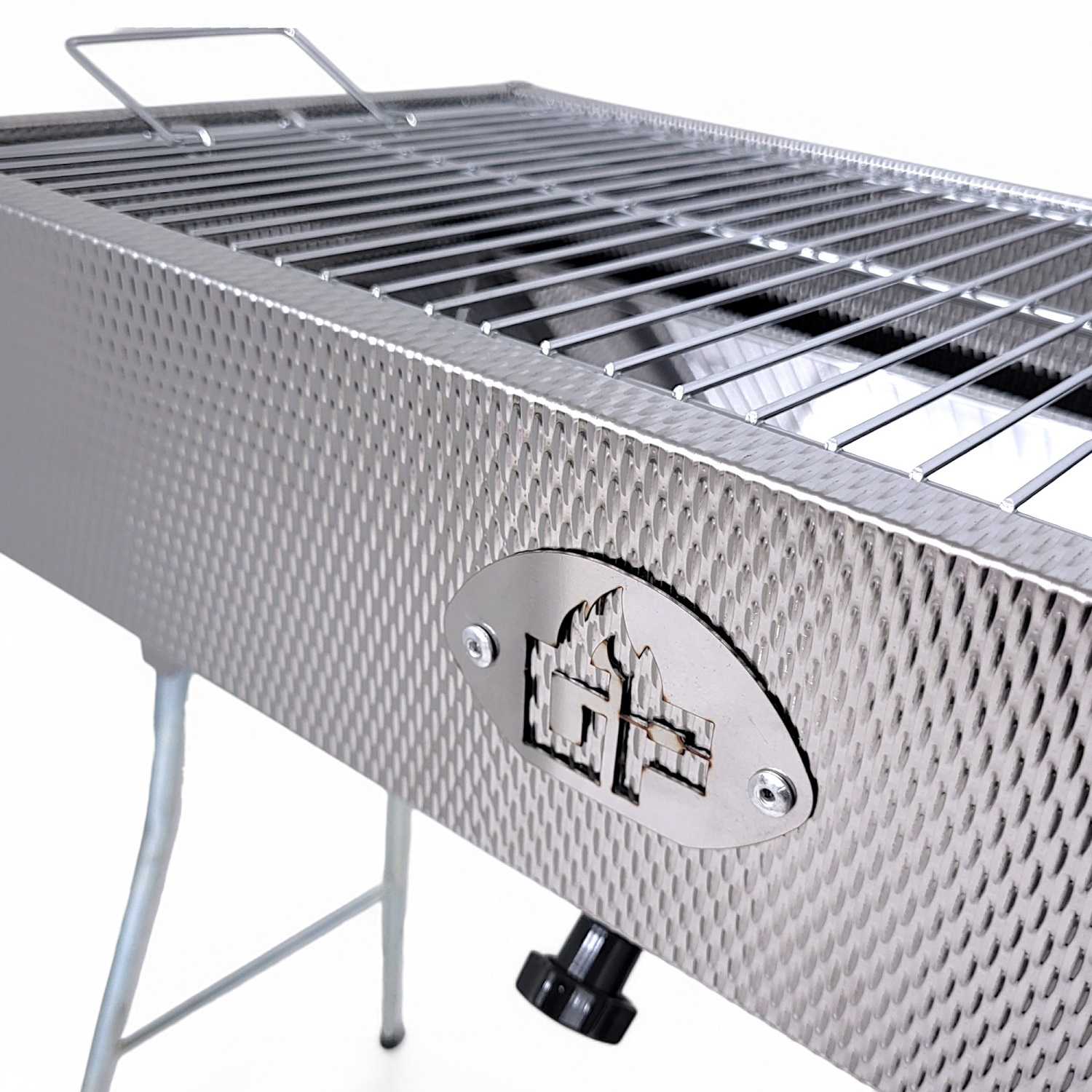 Ein Edelstahlgrill mit Rautenmuster, Markenemblem und Kochrost.