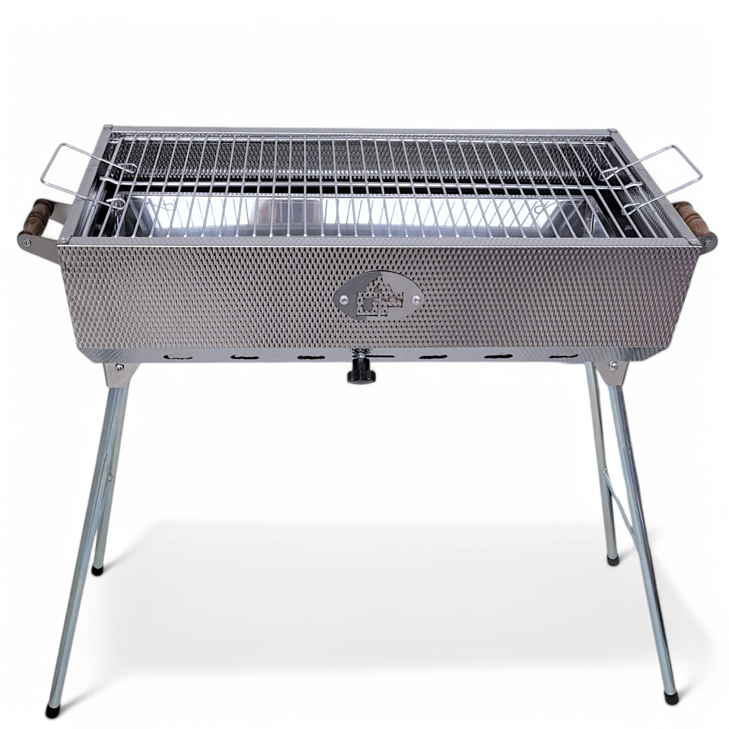 Ein Edelstahl-Grill auf klappbaren Beinen. Er hat einen Drahtrost und Holzgriffe, isoliert auf Weiß.