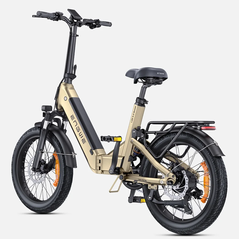 E-bike dorata su sfondo bianco. Pneumatici, sella e manubrio neri. Portapacchi. Riflettori arancioni.