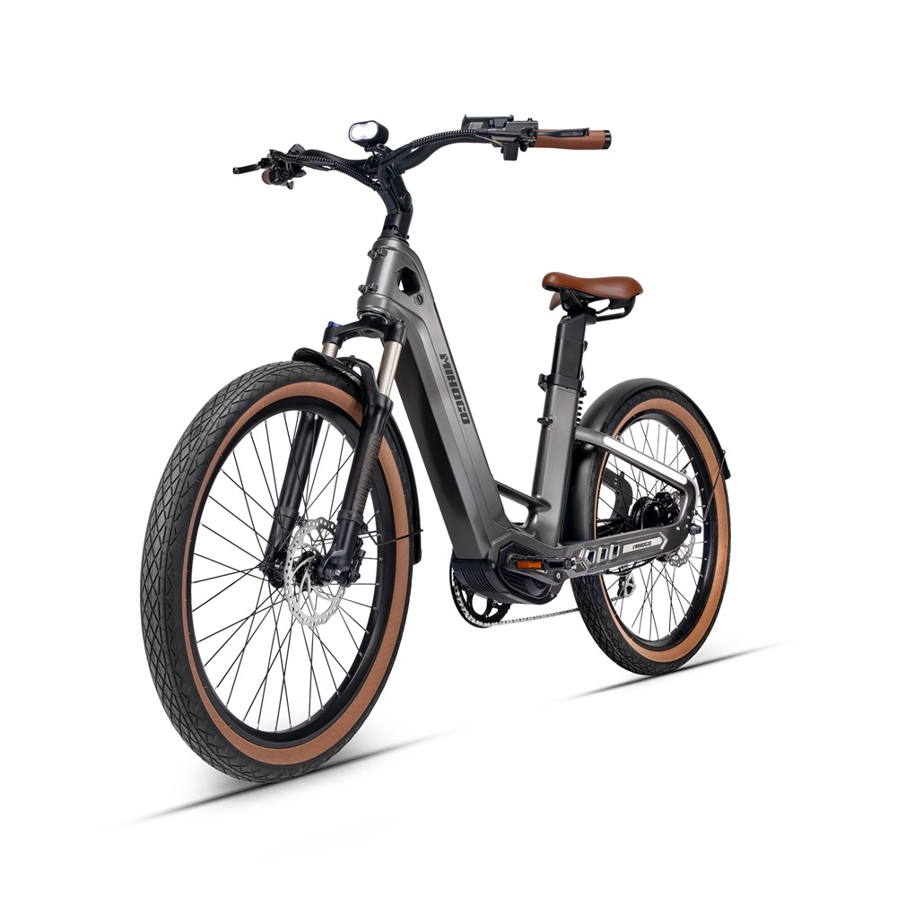 Graues Elektrofahrrad, brauner Sattel und Reifen. Weißer Hintergrund. Schräge Ansicht.