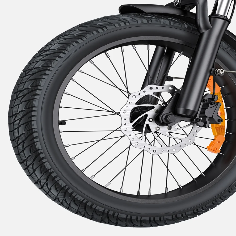 Primo piano di una ruota di e-bike con pneumatico nero, raggi e sistema frenante a disco.
