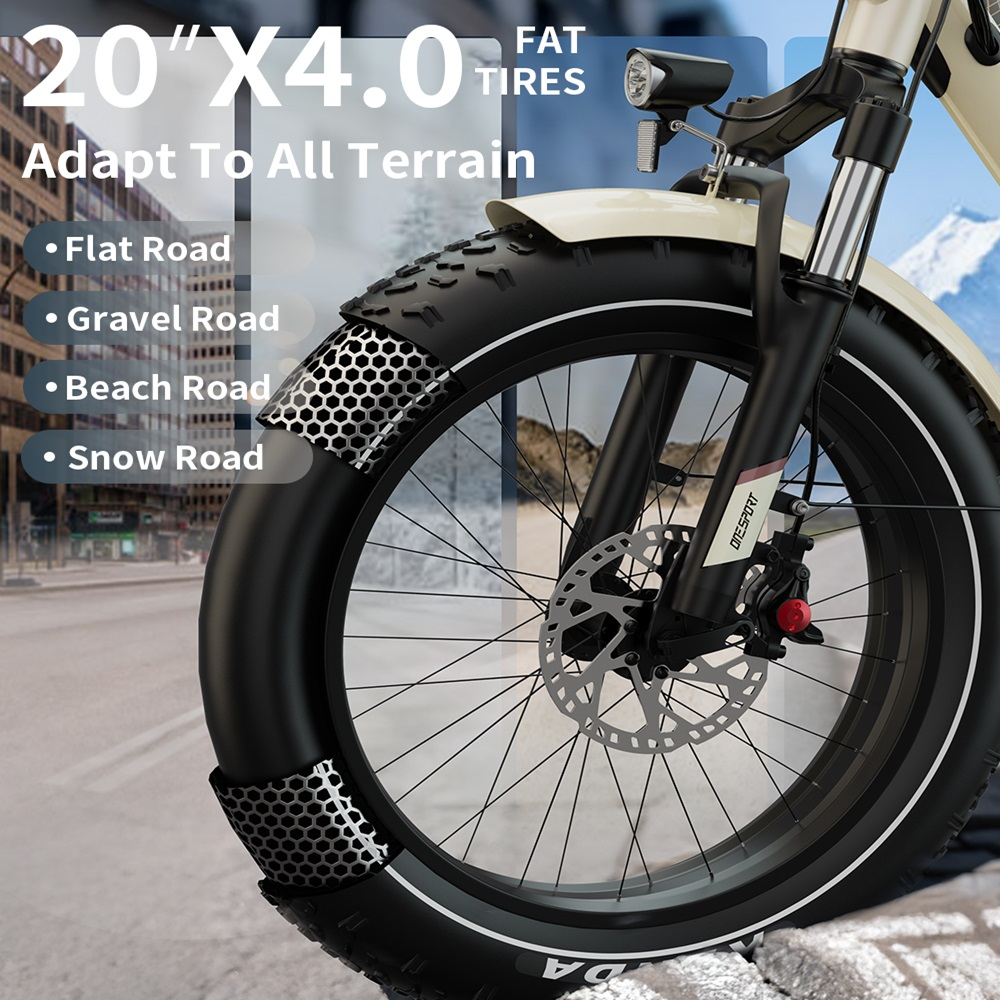 Nahaufnahme eines E-Bike-Rads mit breiten Reifen und Text, der anzeigt, dass es sich an alle Terrains anpasst.