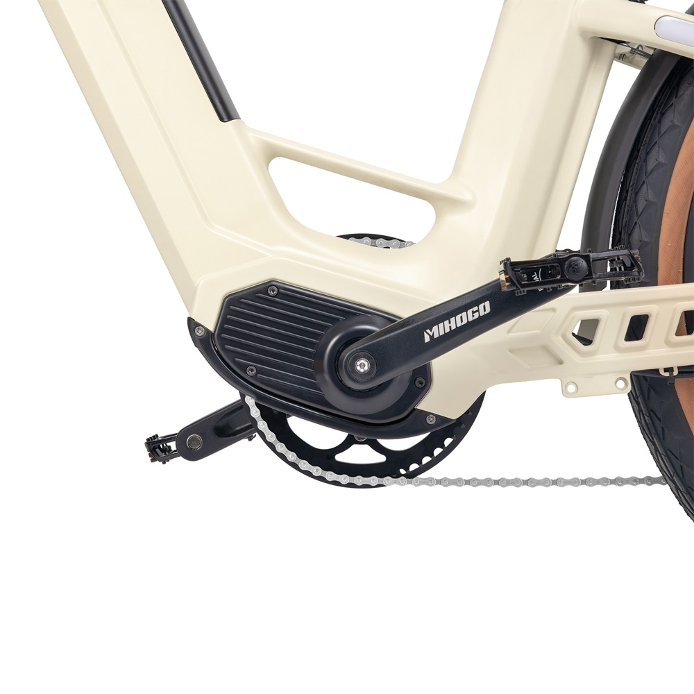 Primo piano del motore e dell'area dei pedali di una e-bike, che mostra la sua struttura meccanica in dettaglio.
