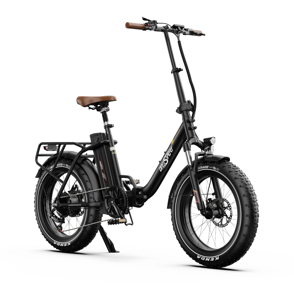 Bici elettrica pieghevole nera con sella e manubrio marroni. Pneumatici larghi, portapacchi e faro.