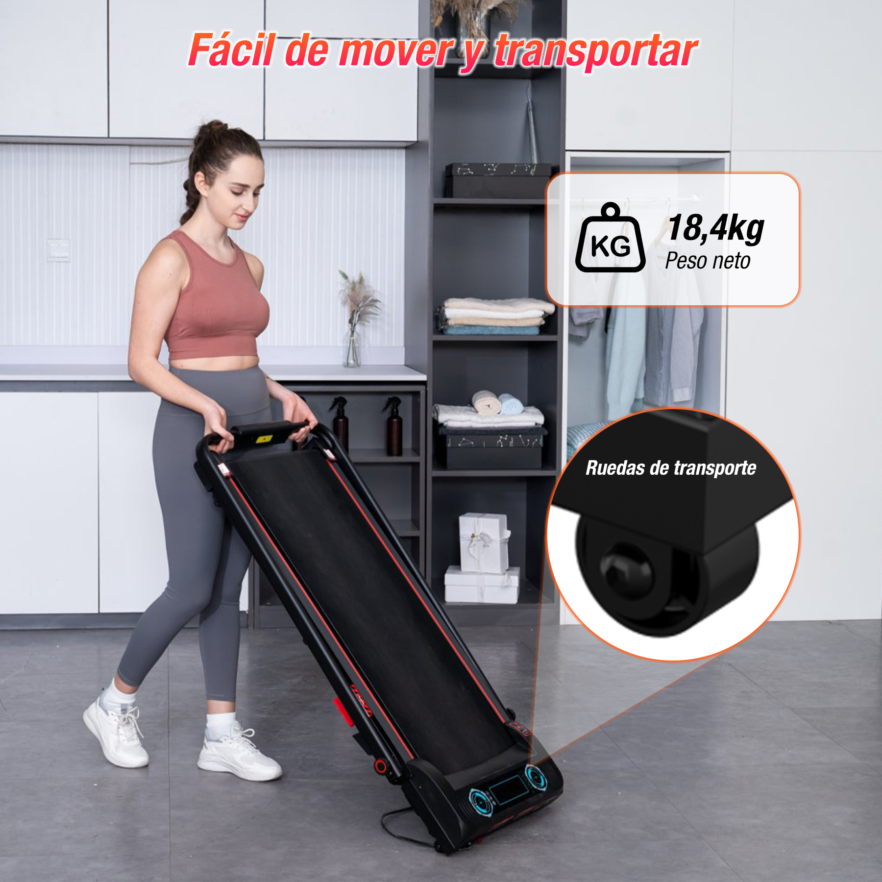 Mujer levantando una cinta de correr negra con detalles rojos. Texto: fácil de mover y transportar. Peso 18,4 kg. Primer plano de las ruedas de transporte.