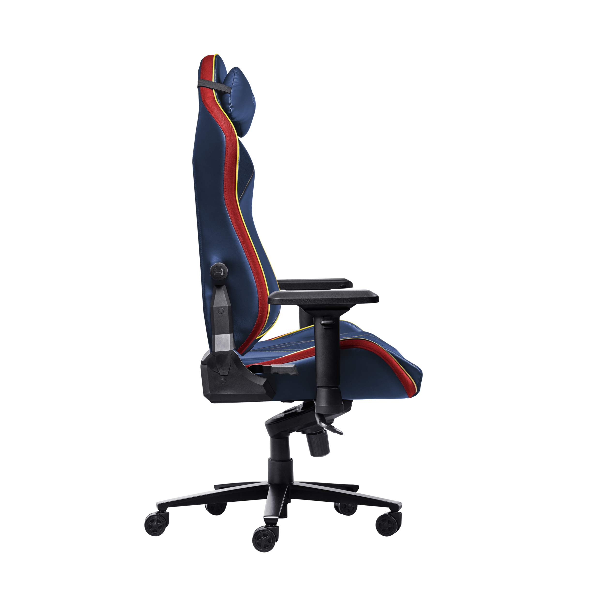 Zijaanzicht van een blauwe gamingstoel met rode en gele accenten. Zwarte achtergrond.