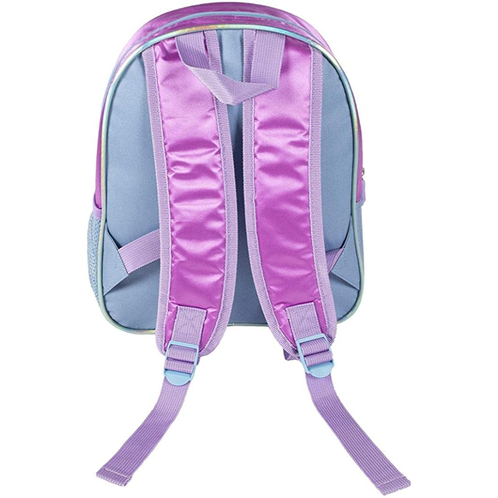 Vista trasera de una mochila morada con correas azules y un bolsillo lateral de malla. Correas ajustables.