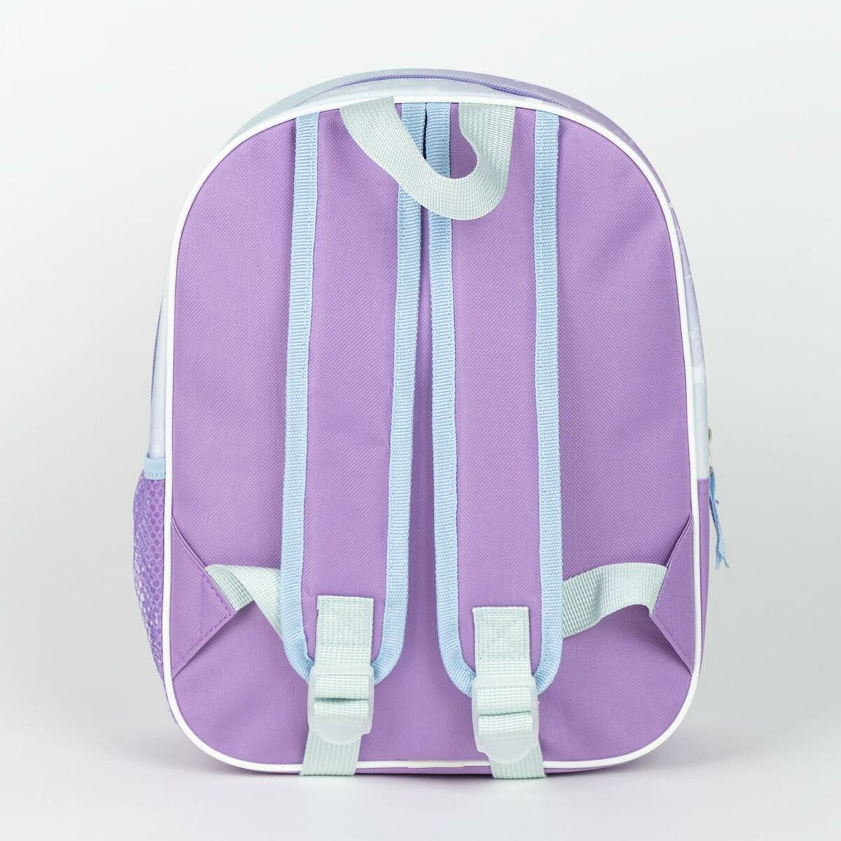 Parte trasera de una mochila morada. Correas y detalles en azul claro. Ribete blanco. Bolsillo lateral de malla.
