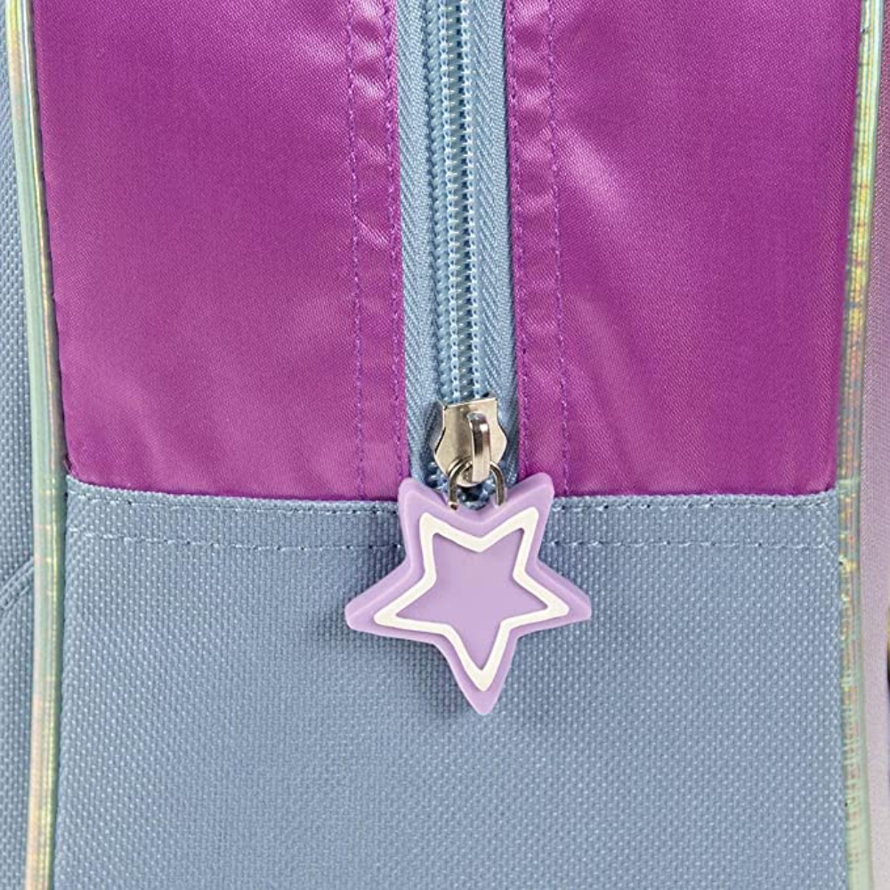 Primer plano de una cremallera morada con un tirador en forma de estrella en una mochila.