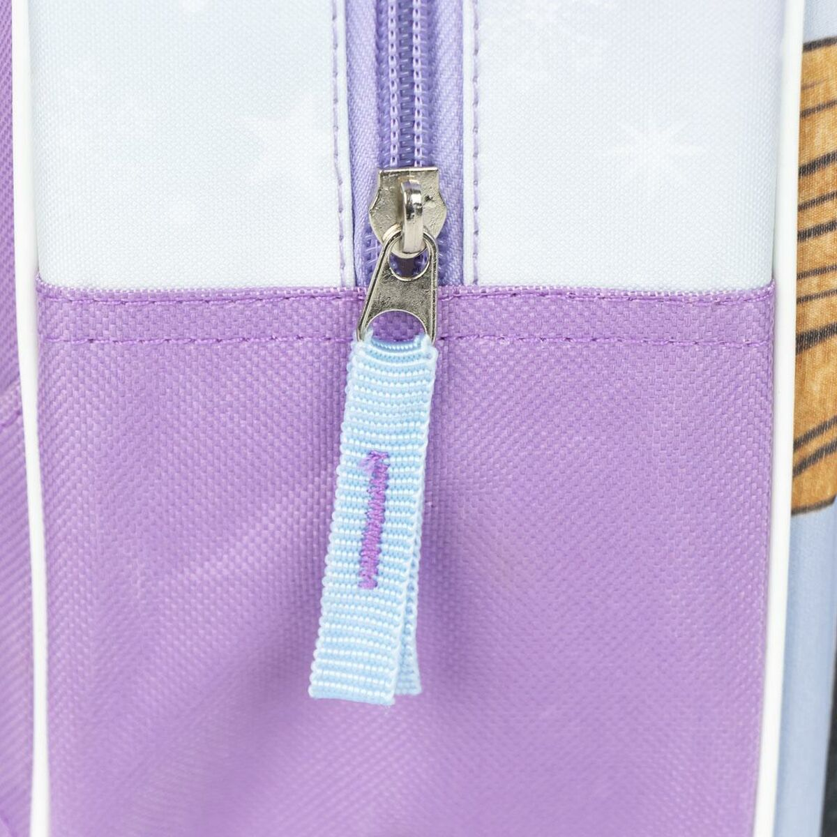 Primer plano de una cremallera de mochila con una lengüeta de tela azul.