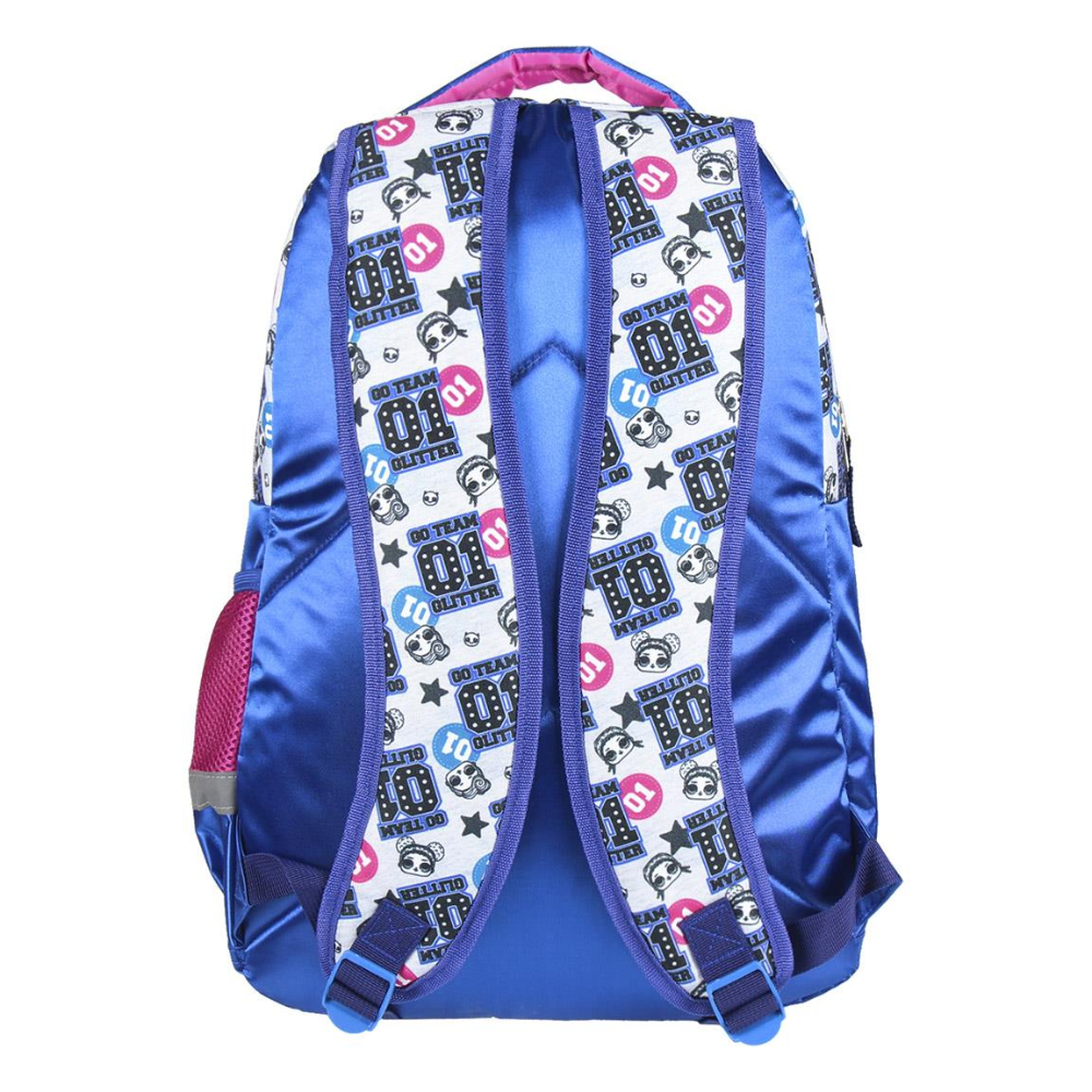 Parte trasera de una mochila azul con gráficos repetidos de LOL Surprise y correas azules.