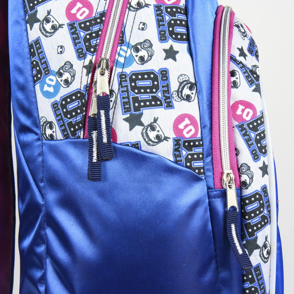 Mochila azul y blanca de LOL Surprise. Vista lateral con cremalleras y patrones blancos y rosas.