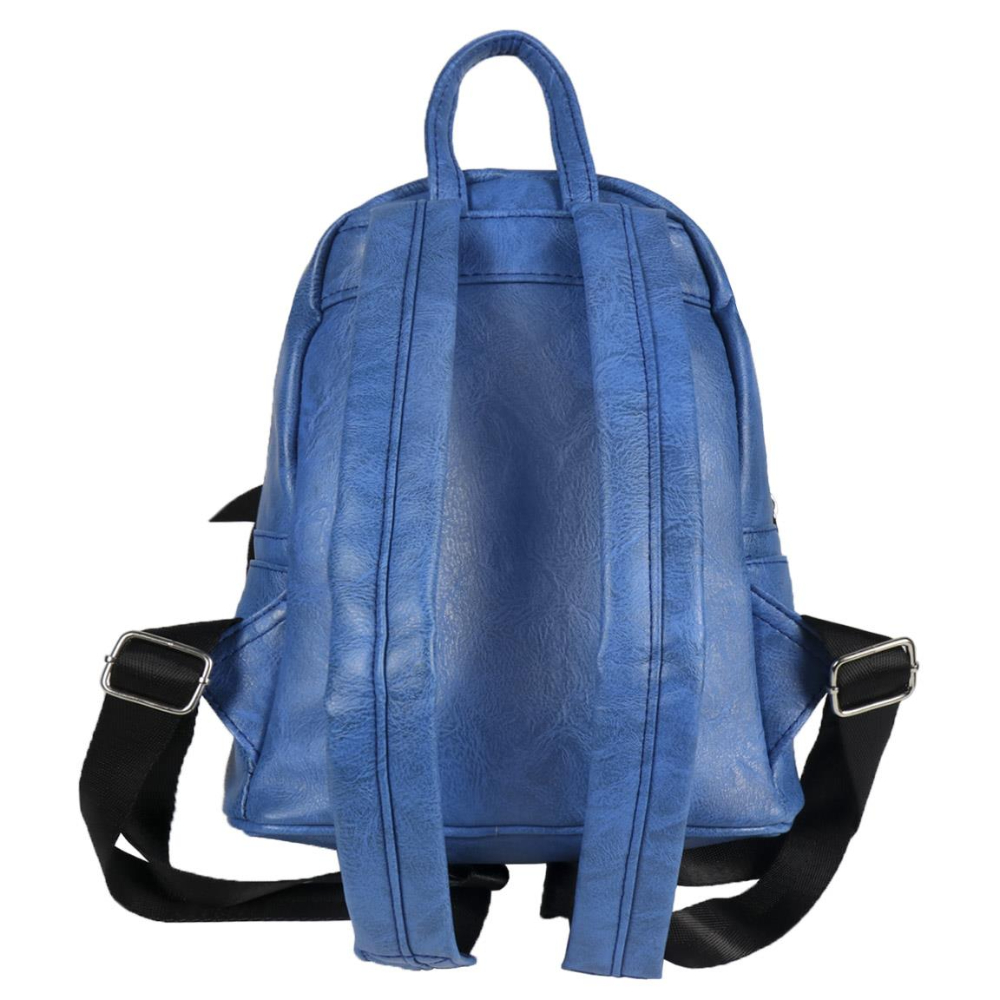Parte trasera de una mochila azul. Correas negras y un asa. Correas negras y hebillas plateadas.