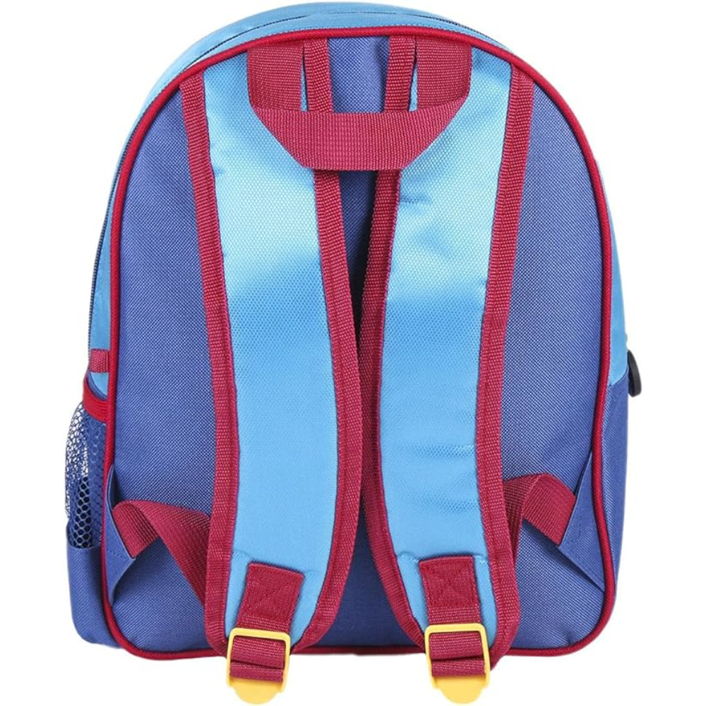 Parte trasera de una mochila azul con correas rojas. Hebilla roja y amarilla, un bolsillo lateral y un asa.