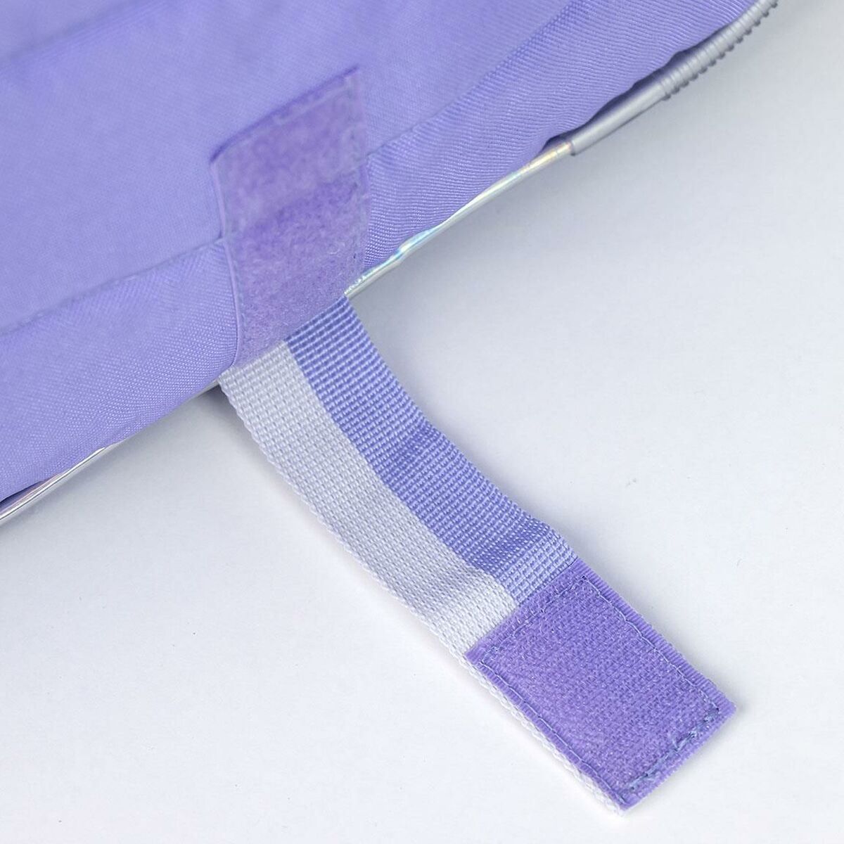 Bolso lavanda con correa blanca y lavanda y cierre de velcro.