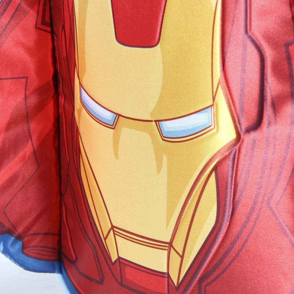 Máscara de Iron Man sobre tela roja, con colores amarillo y rojo, y fondo claro.