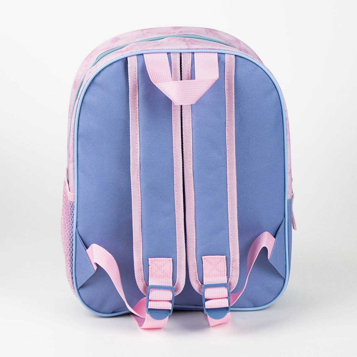 Rückseite eines blau-rosa Rucksacks mit rosa Trägern und weißem Hintergrund.