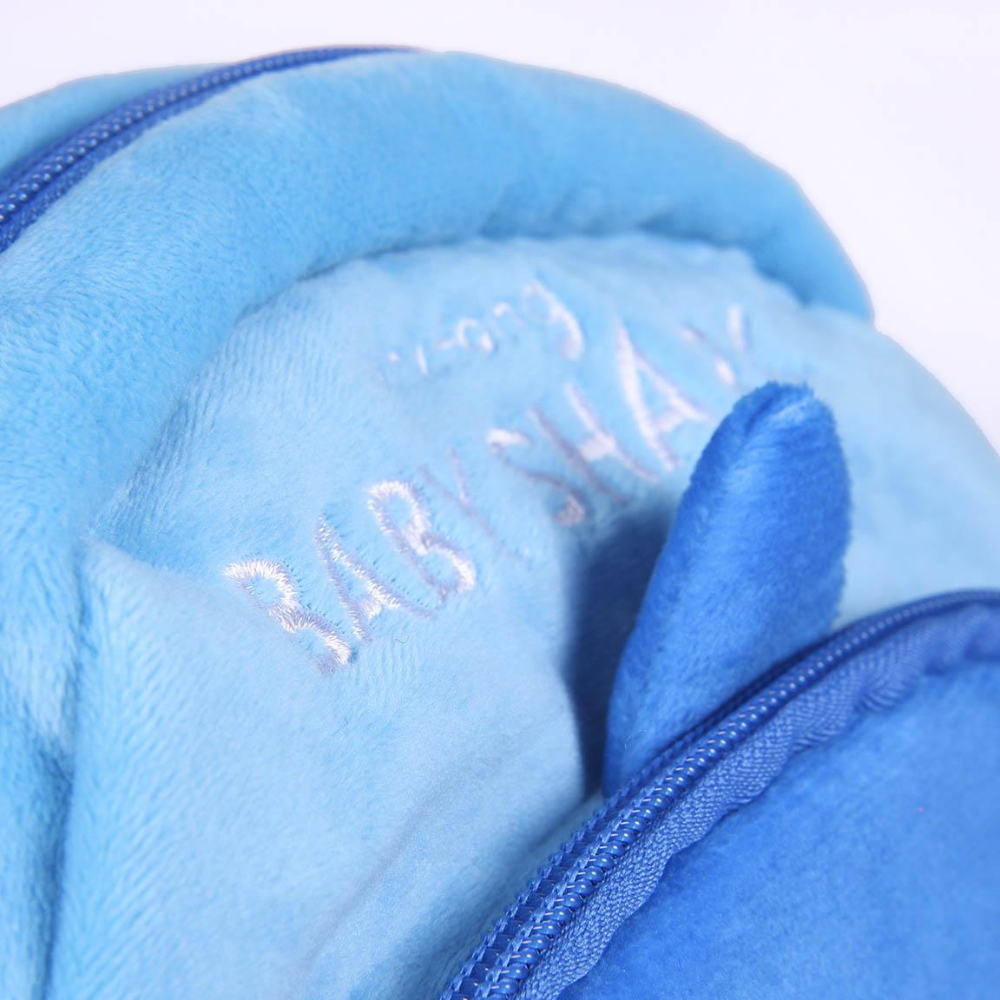 Mochila azul de Baby Shark con texto Baby Shark en el frente y una aleta azul.