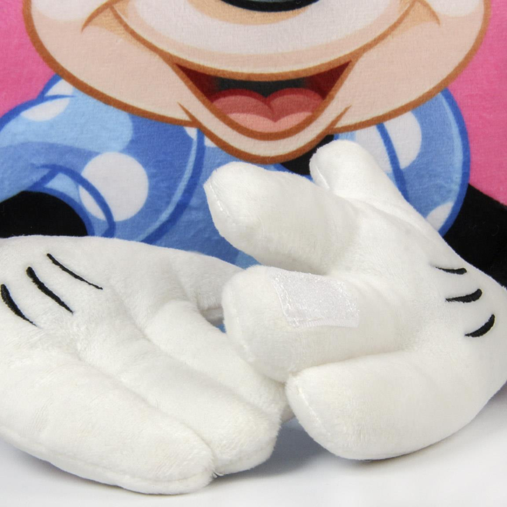 Primer plano de las manos de Minnie Mouse. Guantes blancos con marcas negras.