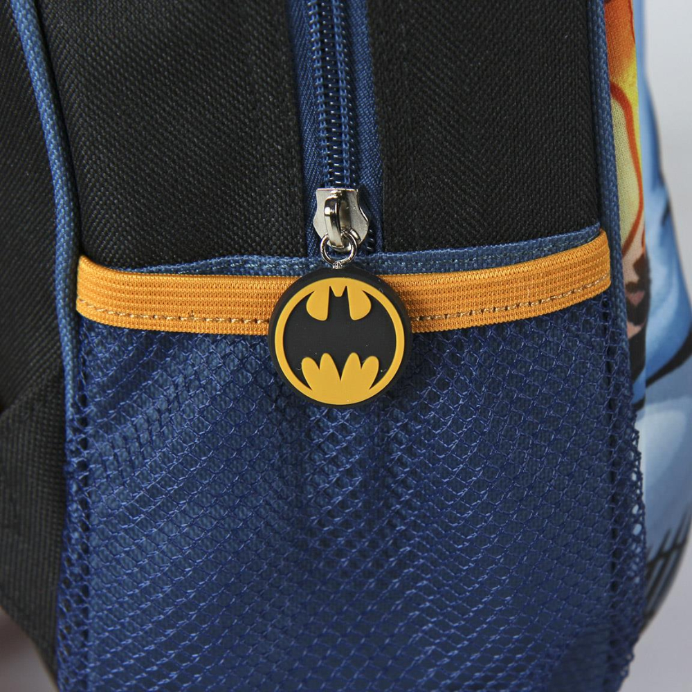 Mochila azul con el logo de Batman en un círculo amarillo y negro.