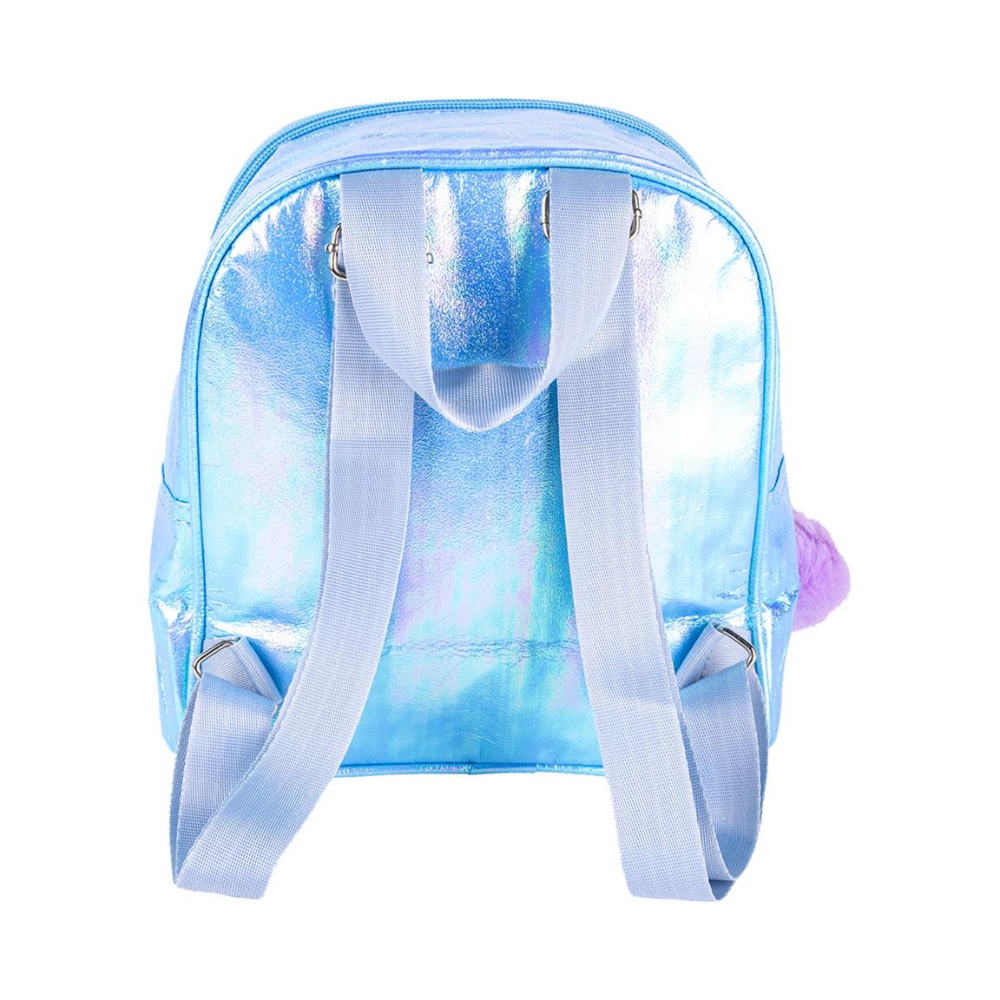 Rückseite eines blau schillernden Rucksacks mit hellblauen Trägern. Lila Flausch an der Seite.