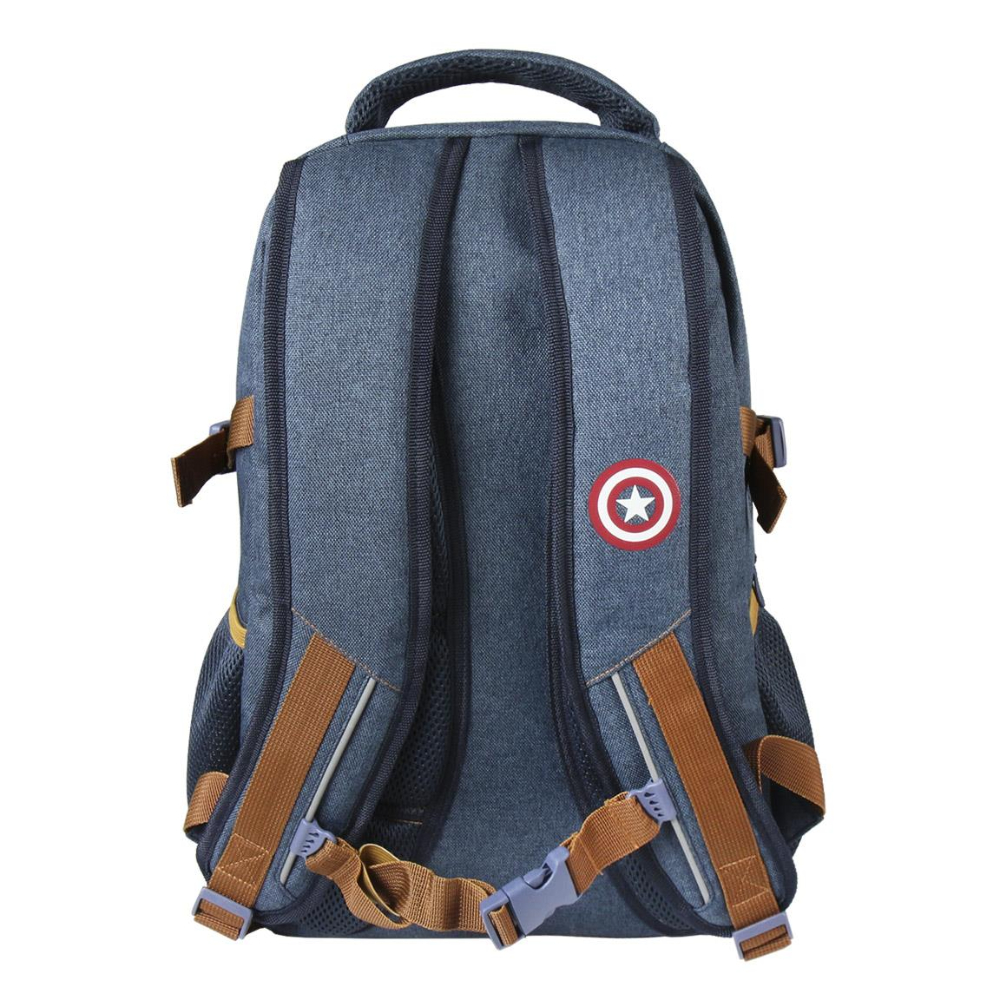 Parte trasera de la mochila azul de Capitán América. Cuenta con un emblema del escudo del Capitán América, correas y hebillas marrones.