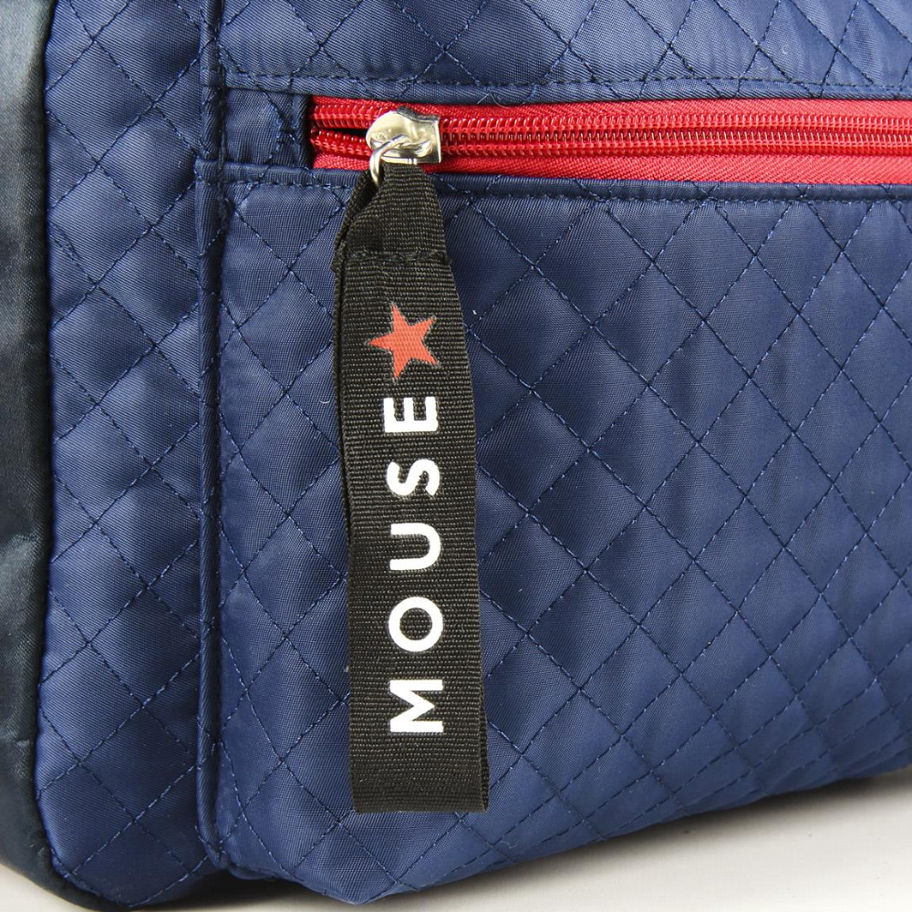 Mochila azul con cremallera roja, etiqueta negra con estrella y la palabra MOUSE.