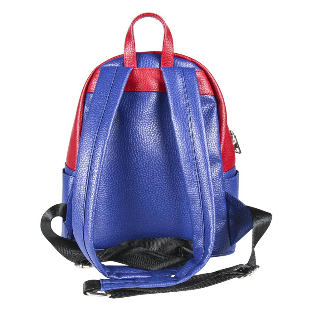 Parte trasera de una mochila azul y roja. Está hecha de material similar al cuero y tiene correas negras. Fondo blanco.