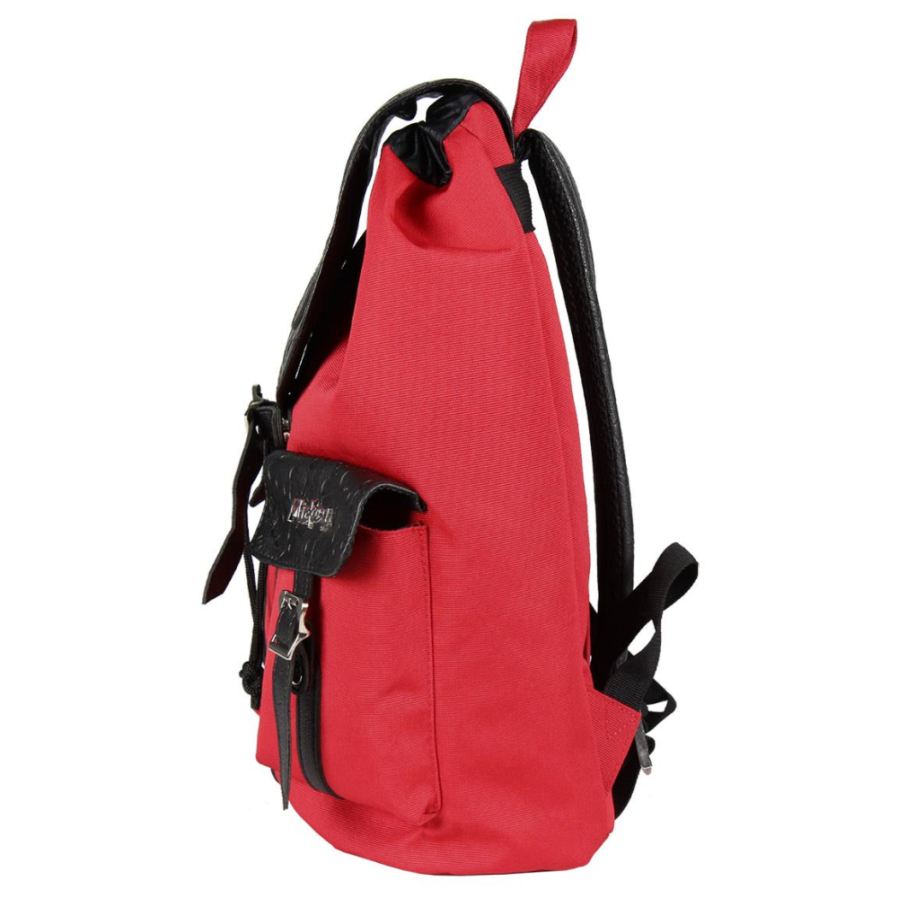 Mochila roja con detalles negros, bolsillo lateral y hebillas.