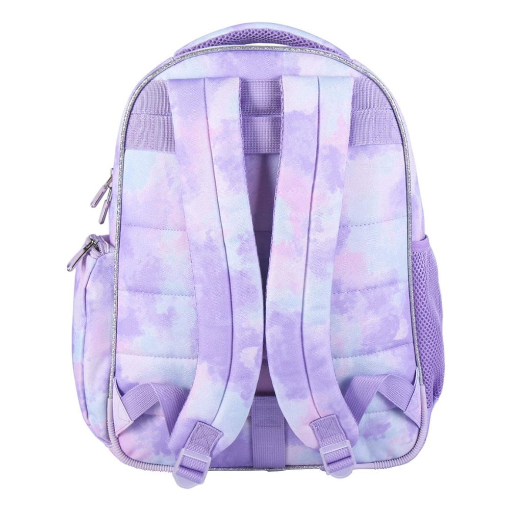 Mochila morada con teñido anudado y ribete plateado. Bolsillo lateral de malla y correas acolchadas. Fondo blanco.