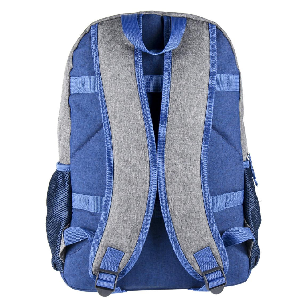 Parte trasera de la mochila Marvel gris y azul. Cuenta con bolsillos laterales de malla y correas azules.